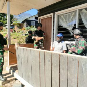 Pererat Tali Silaturahmi, Satgas Yonif Raider 142/KJ Anjangsana ke Rumah Warga