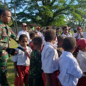 PEDULI MASA DEPAN ANAK-ANAK PAPUA YANG LEBIH BAIK, SATGAS YONIF 126/KC BERIKAN PENDIDIKAN KARAKTER SEJAK DINI