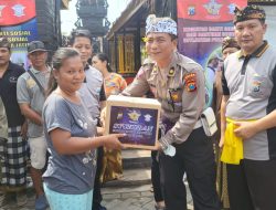 Polantas Polda Jatim Bersihkan Tempat Ibadah dan Berikan Bansos pada Masyarakat