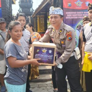 Polantas Polda Jatim Bersihkan Tempat Ibadah dan Berikan Bansos pada Masyarakat