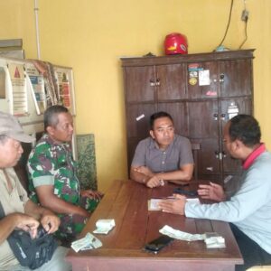 Babinsa Kel Kragilan Komsos dengan Petugas SPBU Pasca Kenaikan Harga BBM