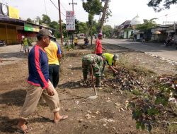 Ciptakan Lingkungan Bersih, Babinsa Sanankulon Dan Warga Gelar Kerja Bakti Bersama