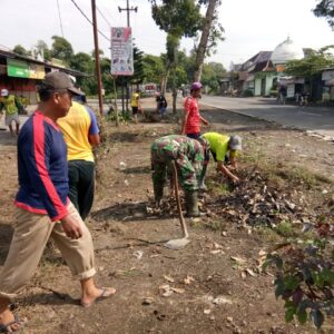 Ciptakan Lingkungan Bersih, Babinsa Sanankulon Dan Warga Gelar Kerja Bakti Bersama