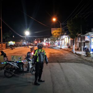 Satlantas Polres Sampang Dalam Rangka Pengamanan Pengecoran Di Simpang Empat Terminal Sampang