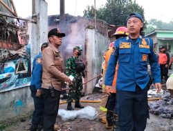 Babinsa Desa Gunungguruh Mendapat Laporan Warga Tanggap, Membantu Memadamkan Api Bersama Warga