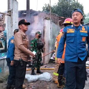 Babinsa Desa Gunungguruh Mendapat Laporan Warga Tanggap, Membantu Memadamkan Api Bersama Warga