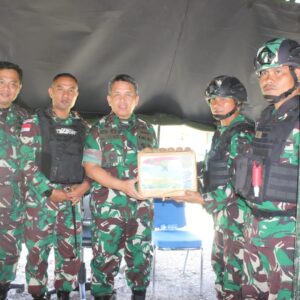 Beri Semangat Kepada Satgas Pamtas Yonif Raider 142/KJ di Papua, Pangdam II/Swj : Apa Yang Menjadi Kesulitan Masyarakat Tugas Kita TNI Membantu