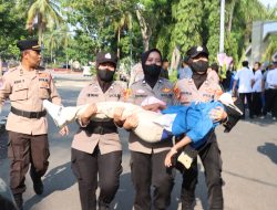 TIGA POLWAN EVAKUASI MAHASISWI PINGSAN SAAT DEMO DI DEPAN KANTOR DPRD KAB. LAMPUNG SELATAN