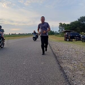 Cegah Aksi Balap Liar, Kapolsek Syamtalira Aron Lari Sore