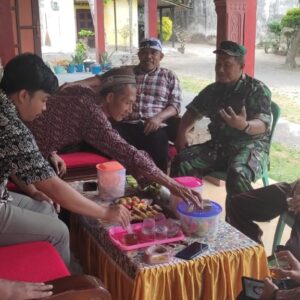 Pererat Hubungan Silaturahmi, Babinsa Koramil Srengat Anjangsana Ke Rumah Warga Binaannya