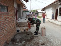 Tak Ingin Berpangku Tangan Babinsa Bantu Membangun Pagar Rumah Warga