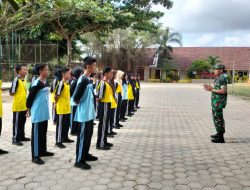 Tanamkan Disiplin Di Sekolah, Babinsa Srengat Latih Kegiatan Peraturan Baris Berbaris