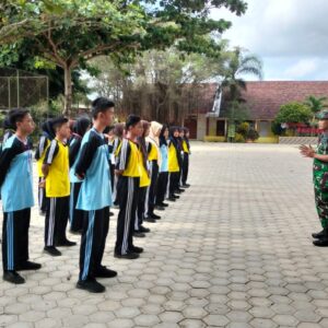 Tanamkan Disiplin Di Sekolah, Babinsa Srengat Latih Kegiatan Peraturan Baris Berbaris