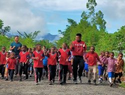 Senyum Ceria Anak SD Bulmu Jalan Santai Bersama Satgas Pamtas Yonif Raider 142/KJ