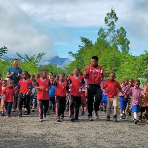Senyum Ceria Anak SD Bulmu Jalan Santai Bersama Satgas Pamtas Yonif Raider 142/KJ