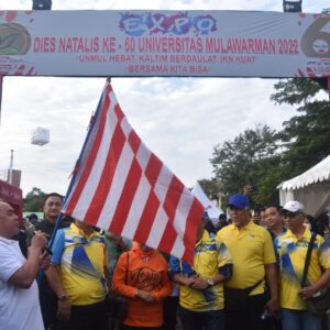 Kasi Ops Kasrem 091/ASN dan Gubernur Kaltim Ikut Jalan Sehat Dies Natalis 60 Tahun UNMUL