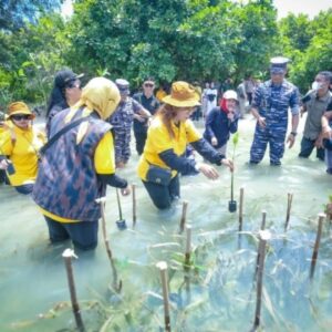 KBPP Polri Gandeng TNI AL, Gelar Bakti Sosial Pesisir di Pulau Payung