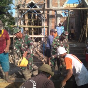 Wujud Kebersamaan, Anggota Koramil Sanankulon Dan Warga Gelar Kerja Bakti Pengecoran Mushola