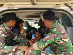 Aksi Sigap Personel Satgas Pamtas Yonarmed 19/105 Trk Bogani Bantu Evakuasi Warga Sakit Di Perbatasan
