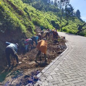 Bersama Warga, Kades Sandi Giat Kerja Bakti di Jalan Yang Baru di Paving Block