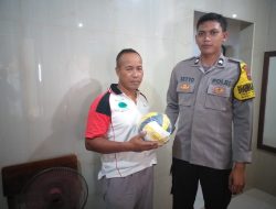 BHABINKAMTIBMAS DESA NGIMBANG BERIKAN SARANA OLAHRAGA KEPADA WARGA MASYARAKAT BINAANNYA