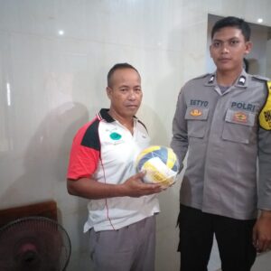 BHABINKAMTIBMAS DESA NGIMBANG BERIKAN SARANA OLAHRAGA KEPADA WARGA MASYARAKAT BINAANNYA