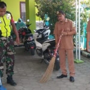 Patut di Contoh !! Babinsa Bersihkan Kantor Desa Srimahi
