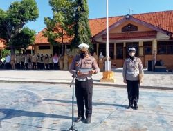 GBR Kasat Lantas Polres Sampang Kegiatan Sebagai Irup Dalam Upacara Bendera Di SMU N.2 Dan SMU N.3 Sampang