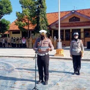 GBR Kasat Lantas Polres Sampang Kegiatan Sebagai Irup Dalam Upacara Bendera Di SMU N.2 Dan SMU N.3 Sampang