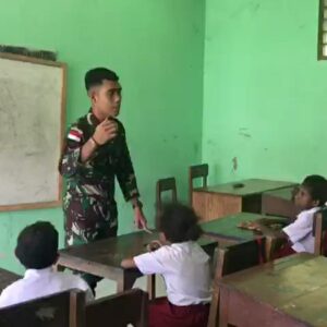 TURUT CERDASKAN GENERASI PENERUS BANGSA, SATGAS YONIF 126/KC JADI GADIK DISEKOLAH PERBATASAN PAPUA