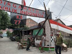 Jalani Perintah Harian KASAD Babinsa Bantu Warga Memperbaiki Gapura