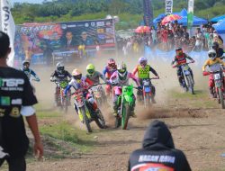 Ribuan Pengunjung Padati Sircuit Motor Cross Alue Kambuk