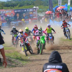 Ribuan Pengunjung Padati Sircuit Motor Cross Alue Kambuk