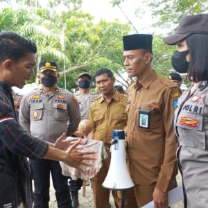 Dinilai Bungkam Terhadap Klarifikasi Anggaran, Pemda Batubara Hadiahi Patung Jelangkung Ke Plt Kadisdik Batubara