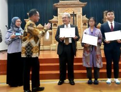 Mendagri Serahkan KTP Digital dan KK kepada WNI di Jepang