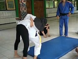 Sebelum Sampaikan Materi Latihan Beladiri, IPTU Sugiwarso Beri Motivasi Siswa-Siswi SMP Negeri 1Widang