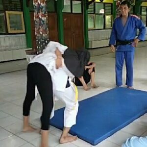 Sebelum Sampaikan Materi Latihan Beladiri, IPTU Sugiwarso Beri Motivasi Siswa-Siswi SMP Negeri 1Widang