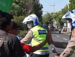 Ramah Ingatkan Pelanggar Lalu Lintas, Polisi Sae Polres Nganjuk Tuai Pujian