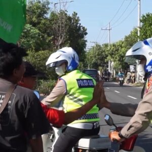 Ramah Ingatkan Pelanggar Lalu Lintas, Polisi Sae Polres Nganjuk Tuai Pujian