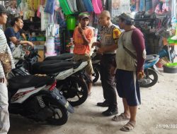 Sambangi Juru Parkir Dan Warga, Bhabinkamtibmas Duri Selatan Aiptu Suyatno Sampaikan Pesan Kamtibmas Kepada Juru Parkir