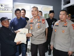 Sambang Pos Kamling Rw 04 Cengkareng Barat, Kombes Pol Badya Wijaya Berikan Pesan Kamtibmas Dan Bagikan 100 Paket Sembako