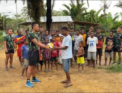 MENINGKATKAN POTENSI OLAH RAGA DI PERBATASAN PAPUA, SATGAS YONIF 126/KC BERIKAN SARANA OLAH RAGA