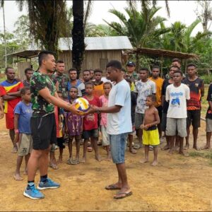 MENINGKATKAN POTENSI OLAH RAGA DI PERBATASAN PAPUA, SATGAS YONIF 126/KC BERIKAN SARANA OLAH RAGA