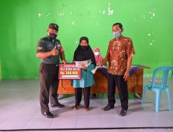 Dampingi Penyaluran BLT DD, Babinsa Srengat Himbau Warga Agar Tetap Patuhi Protokol Kesehatan