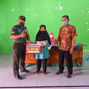 Dampingi Penyaluran BLT DD, Babinsa Srengat Himbau Warga Agar Tetap Patuhi Protokol Kesehatan