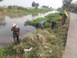 Jelang Musim Penghujan Babinsa Koramil 13 Kedungwaringin Ngubek di Bantaran Sungai