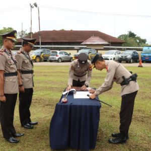 KAPOLRES KUBU RAYA AKBP JERROLD H.Y. KUMONTOY PIMPIN SERTIJAB LIMA PEJABAT LINGKUP POLRES KUBU RAYA