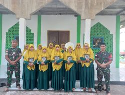 Jelang Lomba Qasidah Rebana, Satgas Yonarmed 1 Kostrad Latihkan Ibu-Ibu Desa Negeri Lima Alat Musik Rebana
