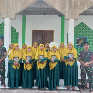 Jelang Lomba Qasidah Rebana, Satgas Yonarmed 1 Kostrad Latihkan Ibu-Ibu Desa Negeri Lima Alat Musik Rebana