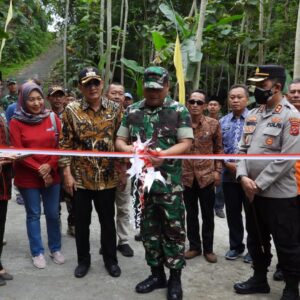 Dandim 0613/Ciamis Resmikan Jalan Yang dibangun TNI Dan Warga di Desa Cibuluh